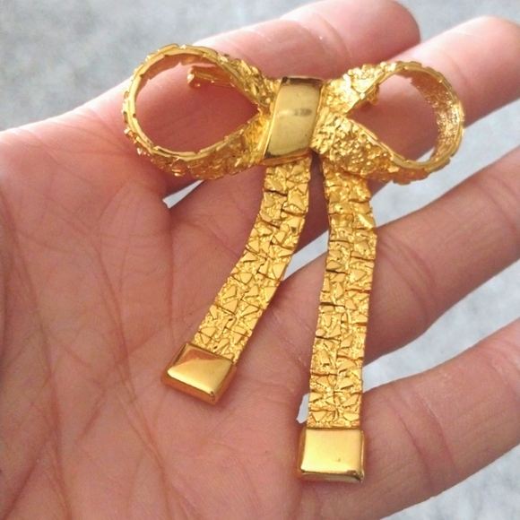 VINTAGE 80s GOLD-TONE NUGGET DESIGN FLEXIBLE BOW RIBBON 3" BROOCH PIN - Picture 1 of 9
